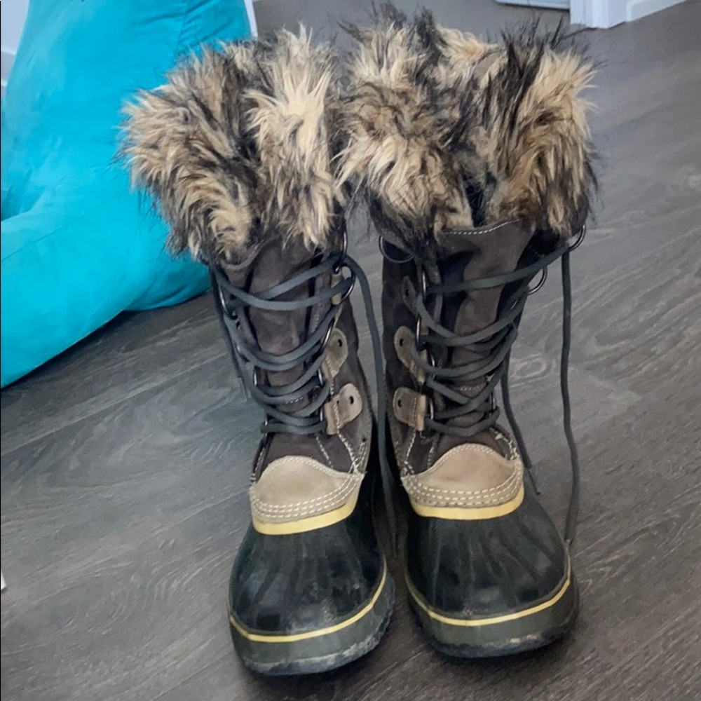 Sorel Joan of Arctic grey boots